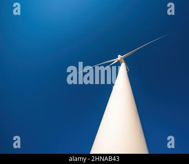 Gros plan de l'éolienne contre le ciel bleu. Espace de copie, vue de dessous spectaculaire Banque D'Images