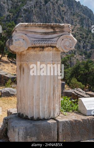 L'ancienne colonne grecque de Delphes, site archéologique de la Grèce Banque D'Images