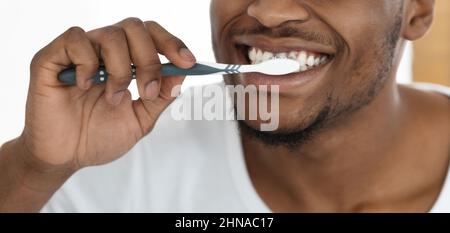 Soins buccaux. Gros plan sur les dents de brossage de jeunes hommes noirs Banque D'Images
