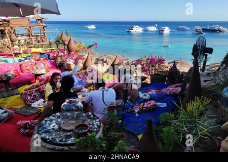 19 octobre 2021. Égypte. Charm El Sheikh: Les touristes se détendent dans un café Farsha près de la côte de la mer Rouge du Sinaï Banque D'Images