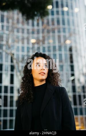 Portrait d'une jeune femme latino-américaine à l'extérieur Banque D'Images