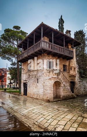 Rue dans la ville de Porec le soir, Croatie, Europe. Banque D'Images