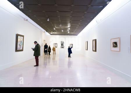 Madrid, Espagne. 15th févr. 2022. Vue générale de l'exposition 'visages et Figures Picasso' à l'Académie royale des Beaux-Arts de Madrid. L'exposition est construite autour des représentations variées et expressives des corps, des countenances et des apparitions dans un groupe d'œuvres sélectionnées de Pablo Picasso, offrant une perspective exemplaire de sa production extensive, du proto-Cubisme à ses créations tardives. Crédit : SOPA Images Limited/Alamy Live News Banque D'Images