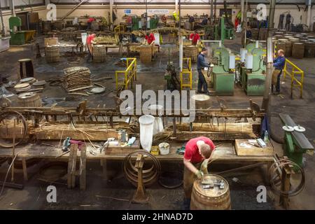 SPEYSIDE COOPERAGE CRAIGELLACHIE SCOTLAND COOPERS TRAVAILLANT SUR LES FÛTS DE WHISKY Banque D'Images