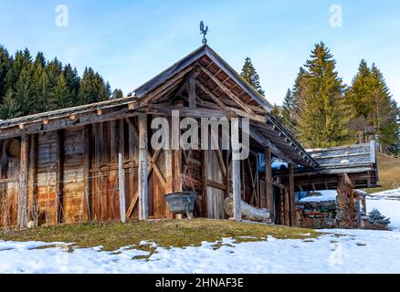 Grange en bois dans une municipalité appelée Unsere Liebe Frau im Walde-St Felix dans le Tyrol du Sud, dans le nord de l'Italie, en hiver Banque D'Images