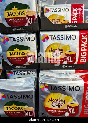 Kiel, Allemagne - 15. Février 2022: Plusieurs packs d'argent de marque de café Jacobs Tassimo dans un supermarché à vendre Banque D'Images