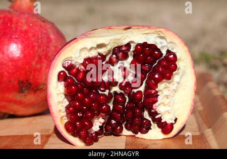 Graines de grenade à moitié coupées . Gros plan Banque D'Images
