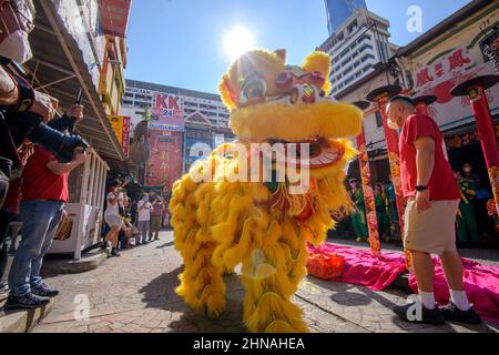 Kuala Lumpur, Malaisie. 15th févr. 2022. Les gens dansent le lion pour célébrer le festival Lantern à Petaling Street de Kuala Lumpur, Malaisie, le 15 février 2022. Le festival Lantern, le 15th jour du premier mois du calendrier lunaire chinois, tombe le 15 février de cette année. Credit: Chong Voon Chung/Xinhua/Alay Live News Banque D'Images