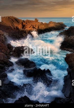 Vagues de tempête dans le gouffre. Hawaï la Grande île Banque D'Images