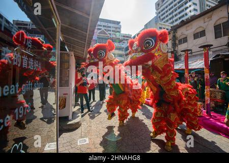 Kuala Lumpur, Malaisie. 15th févr. 2022. Les gens dansent le lion pour célébrer le festival Lantern à Petaling Street de Kuala Lumpur, Malaisie, le 15 février 2022. Le festival Lantern, le 15th jour du premier mois du calendrier lunaire chinois, tombe le 15 février de cette année. Credit: Chong Voon Chung/Xinhua/Alay Live News Banque D'Images