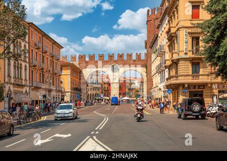 VÉRONE, ITALIE - 19th juillet 2019 : ancienne porte de la ville romaine (portoni della Bra) dans le centre historique de Vérone Banque D'Images