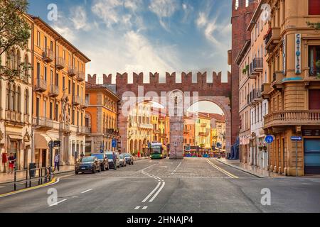 VÉRONE, ITALIE - 19th juillet 2019 : ancienne porte de la ville romaine (portoni della Bra) dans le centre historique de Vérone Banque D'Images