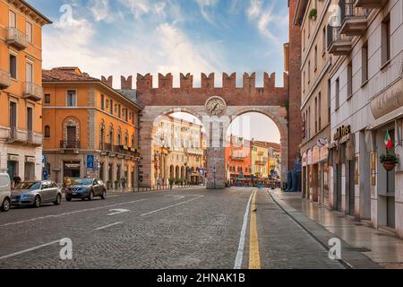 VÉRONE, ITALIE - 19th juillet 2019 : ancienne porte de la ville romaine (portoni della Bra) dans le centre historique de Vérone Banque D'Images