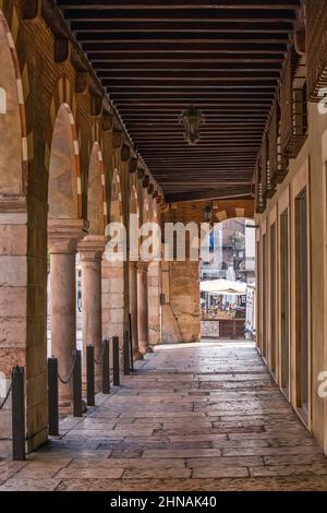 VÉRONE, ITALIE - 19th juillet 2019 : ancienne galerie de pierre dans la rue de Vérone, Italie Banque D'Images