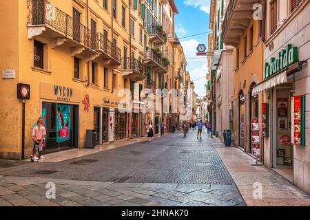 VÉRONE, ITALIE - 19th juillet 2019 : rues piétonnes dans le centre historique de la ville, architecture typique et atmosphère Banque D'Images