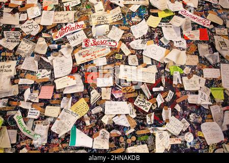 VÉRONE, ITALIE - 19th juillet 2019: Lettres à Juliet à Casa do Giulietta (maison de Juliette), attraction touristique populaire à Vérone, Italie Banque D'Images