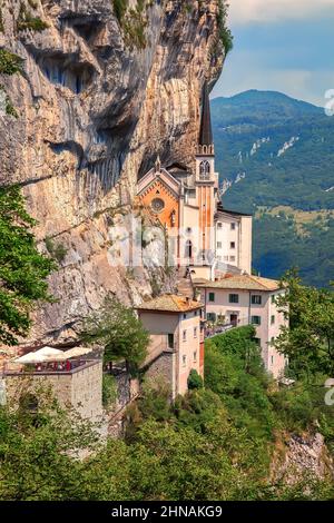 Sanctuaire Madonna della Corona, destination de voyage populaire dans le nord de l'Italie Banque D'Images