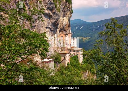 Sanctuaire Madonna della Corona, destination de voyage populaire dans le nord de l'Italie Banque D'Images