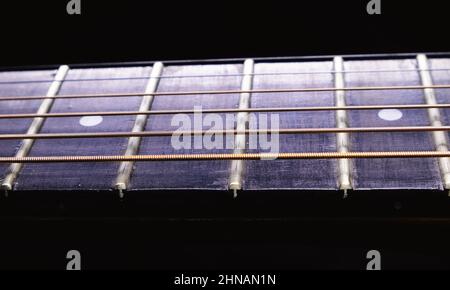 Détails d'un cou et d'un fretboard de guitare acoustique. Banque D'Images