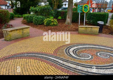 Place publique avec revêtement en mosaïque et défibrillateur public Hartley Wintney, Hampshire, Royaume-Uni Banque D'Images