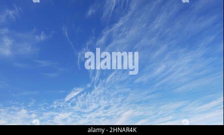 Nuages plus fins et ciel bleu adaptés à l'arrière-plan Banque D'Images