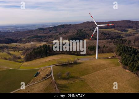 Vue aérienne d'une éolienne de classe 2 MW sur une montagne avec une bonne visibilité Banque D'Images