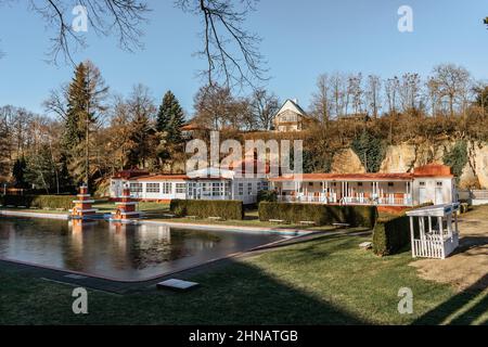 Centre de natation Mseno - le spa de la ville en République tchèque avec piscine extérieure.l'eau est tirée de source de roche.bâtiments de spa construits dans l'art nouveau Banque D'Images