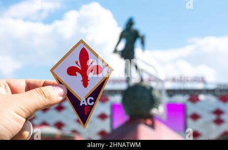 14 juin 2021, Florence, Italie.L'emblème du club de football ACF Fiorentina sur le fond du stade moderne. Banque D'Images