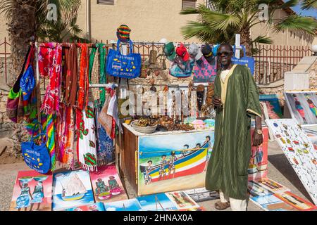 Cabine d'artisanat souvenir sur la rue du front de mer, Rua Kuamen'Kruma, Santa Maria, Sal, República de Cabo (Cap-Vert) Banque D'Images