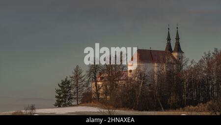 Eglise de Sankt Jan Nepompocky près de la vieille ville de Telc en hiver matin couleur Banque D'Images