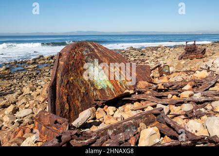 Le SS Dominator a couru à terre en 1961 près de Rancho Palos Verdes dans le sud de la Californie et a fait rouille depuis lors. Banque D'Images