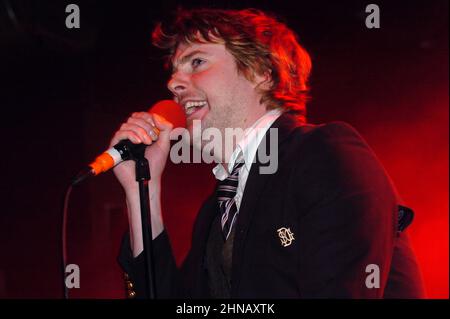 Milan Italie 2005-11-15 : concert en direct du groupe Kaiser Chiefs au Rolling Stone Nightclub , la chanteuse Ricky Wilson pendant le concert Banque D'Images