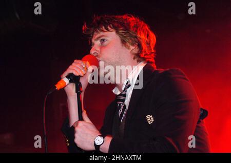 Milan Italie 2005-11-15 : concert en direct du groupe Kaiser Chiefs au Rolling Stone Nightclub , la chanteuse Ricky Wilson pendant le concert Banque D'Images