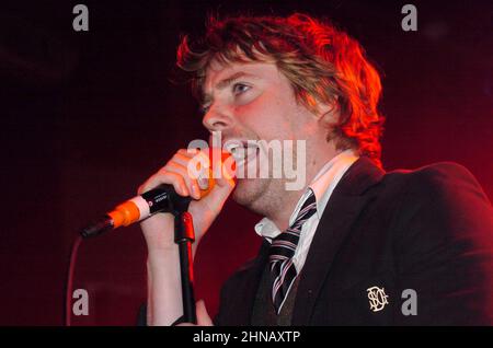 Milan Italie 2005-11-15 : concert en direct du groupe Kaiser Chiefs au Rolling Stone Nightclub , la chanteuse Ricky Wilson pendant le concert Banque D'Images