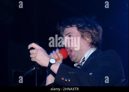 Milan Italie 2005-11-15 : concert en direct du groupe Kaiser Chiefs au Rolling Stone Nightclub , la chanteuse Ricky Wilson pendant le concert Banque D'Images