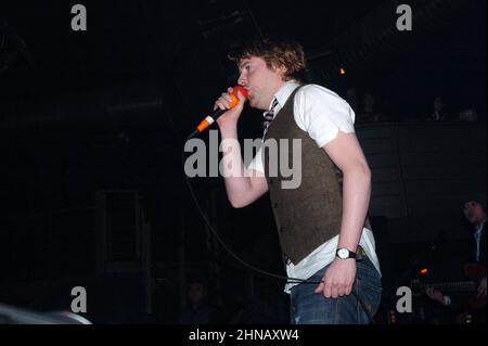 Milan Italie 2005-11-15 : concert en direct du groupe Kaiser Chiefs au Rolling Stone Nightclub , la chanteuse Ricky Wilson pendant le concert Banque D'Images