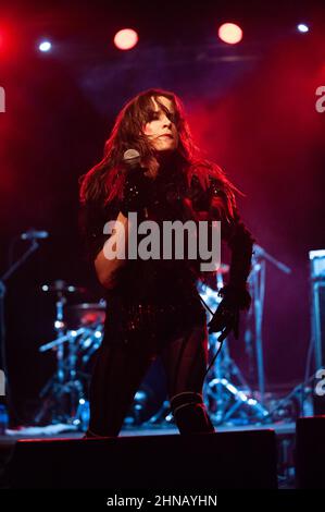 Milan Italie 2009-11-21 : concert en direct de la chanteuse Juliette Lewis et de son groupe Juliette et les nouveaux romantiques à la discothèque Magazzini Generali Banque D'Images