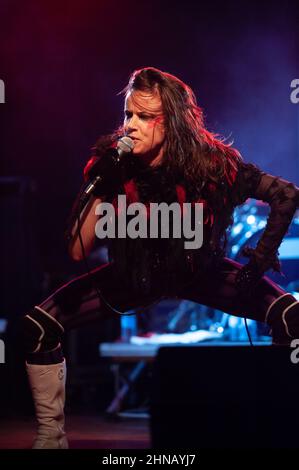 Milan Italie 2009-11-21 : concert en direct de la chanteuse Juliette Lewis et de son groupe Juliette et les nouveaux romantiques à la discothèque Magazzini Generali Banque D'Images