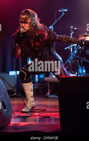 Milan Italie 2009-11-21 : concert en direct de la chanteuse Juliette Lewis et de son groupe Juliette et les nouveaux romantiques à la discothèque Magazzini Generali Banque D'Images