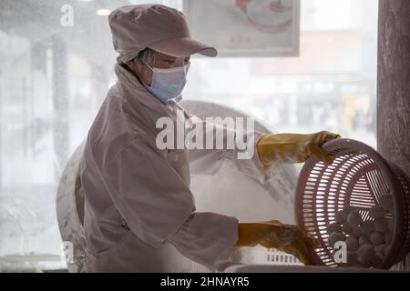 Wuhan, Chine. 15th févr. 2022. Un employé fabrique du Tangyuan (également connu sous le nom de boulettes de riz gluant ou simplement appelé boulettes de Yuanxiao chinois) lors d'un atelier pour le Festival Lantern. Le festival Lantern, également appelé festival Shangyuan est un festival traditionnel chinois célébré le quinzième jour du premier mois dans le calendrier lunisolaire chinois pendant la pleine lune dans les pays d'Asie du Sud-est. Crédit : SOPA Images Limited/Alamy Live News Banque D'Images