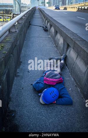 Jeune homme blessé dans un accident de scooter électronique, Vancouver (Colombie-Britannique), Canada Banque D'Images