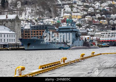 Navire de ravitaillement et de soutien de la marine allemande main A515 dans le port de Bergen, Norvège. A côté se trouve le sous-marin allemand U32 (S182). Une journée d'hiver brumeuse Banque D'Images