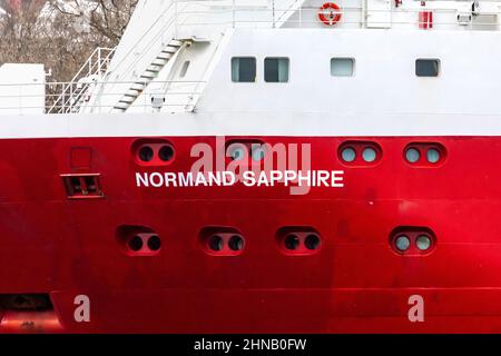 Détail de la coque du navire offshore AHTS de manutention de remorqueurs Normand Sapphire sur Byfjorden, à l'extérieur du port de Bergen, en Norvège. Banque D'Images