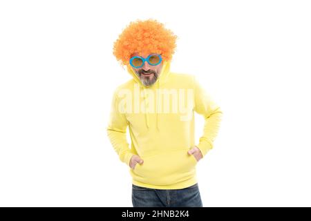 Étrange homme senior porter funky orange perruque cheveux avec des lunettes de soleil de fête dans le style décontracté de mode, bizzare Banque D'Images