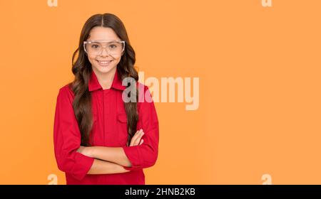 avoir une mauvaise vision. adolescent va étudier. contrôle visuel. copier l'espace. fille dans des lunettes de protection Banque D'Images