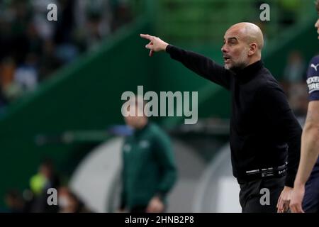 Lisbonne, Portugal. 15th févr. 2022. L'entraîneur en chef de Manchester City PEP Guardiola gestes lors du Round of Sixteen Leg One - UEFA Champions League match entre le Sporting CP et Manchester City au stade Alvalade de Lisbonne, Portugal, le 15 février 2022. (Image de crédit : © Pedro Fiuza/ZUMA Press Wire) Banque D'Images