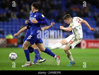 Viktor Gyokeres, de Coventry City (à droite), se dirige vers le but lors du match du championnat Sky Bet au stade de Cardiff City, au pays de Galles. Date de la photo: Mardi 15 février 2022. Banque D'Images