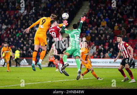 Tom Eaves de Hull City (à gauche) tente un titre au but lors du match du championnat Sky Bet à Bramall Lane, Sheffield. Date de la photo: Mardi 15 février 2022. Banque D'Images