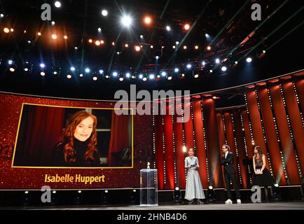 Berlin, Allemagne. 15th févr. 2022. Présentation de l'ours d'or honoraire de Berlinale à l'actrice française Huppert : les réalisateurs de Berlinale Carlo Chatrian (2nd de droite) et Mariette Rissenbeek sont sur scène. Sur la droite se trouve Nadine Kreutzer, la présentatrice de la soirée. Isabelle Huppert n'était pas présente en personne à la cérémonie de remise des prix, mais n'était connectée que par vidéo. Elle avait annulé sa visite initialement prévue au festival du film à court terme après avoir été testée positive pour le virus Corona. Credit: Monika Skolimowska/dpa/Alay Live News Banque D'Images