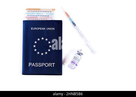 Le concept de passeport sanitaire de l'UE. Passeport Covid ou certificat de voyage vert. Nécessité de la vaccination pour voyager dans le monde entier. Banque D'Images